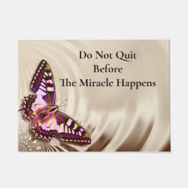 クリームサテンの背景のピンクの蝶 ドアマット