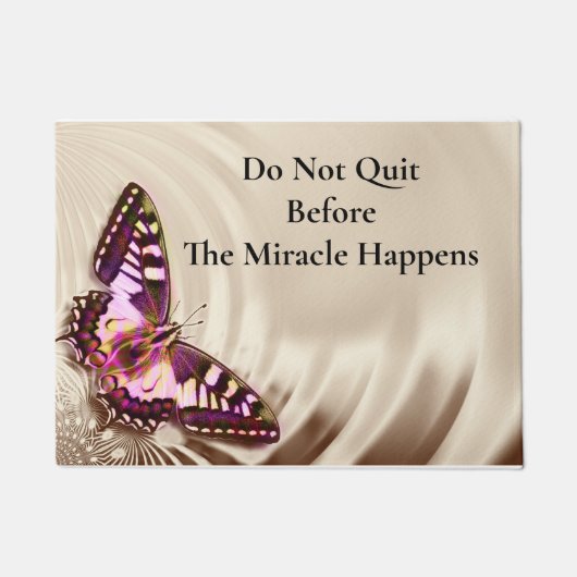 クリームサテンの背景のピンクの蝶 ドアマット (正面)