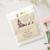 クリームサテンの背景のピンクの蝶 フェイバーバッグ (封をした状態)