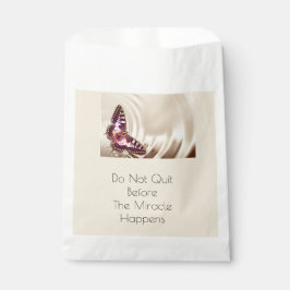 クリームサテンの背景のピンクの蝶 フェイバーバッグ