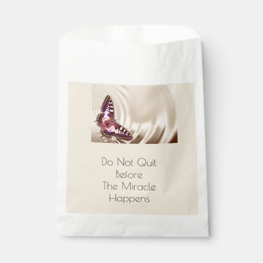 クリームサテンの背景のピンクの蝶 フェイバーバッグ (正面)