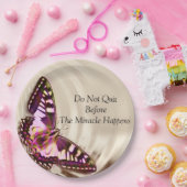 クリームサテンの背景のピンクの蝶 ペーパープレート (パーティー)