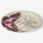 クリームサテンの背景のピンクの蝶 ペーパープレート (アングル)