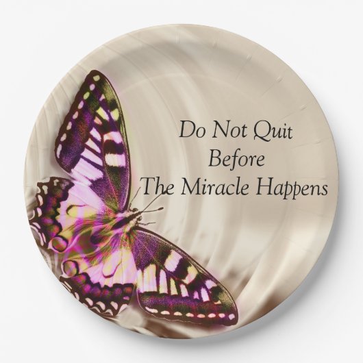 クリームサテンの背景のピンクの蝶 ペーパープレート (正面)