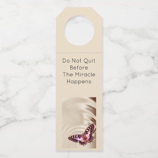 クリームサテンの背景のピンクの蝶 ボトルネックタグ (正面)