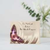 クリームサテンの背景のピンクの蝶 ポストカード (スタンド正面)