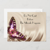 クリームサテンの背景のピンクの蝶 ポストカード (正面/裏面)