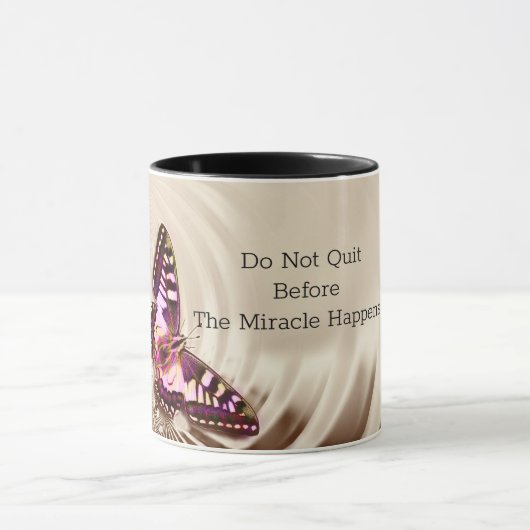 クリームサテンの背景のピンクの蝶 マグカップ (中央)