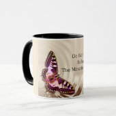 クリームサテンの背景のピンクの蝶 マグカップ (正面左)