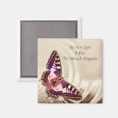 クリームサテンの背景のピンクの蝶 マグネット (正面/裏面)