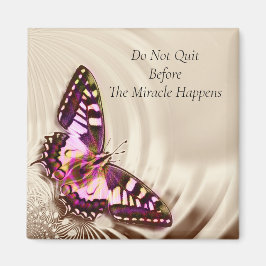 クリームサテンの背景のピンクの蝶 マグネット