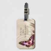 クリームサテンの背景のピンクの蝶 ラゲッジタグ (正面縦)