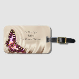 クリームサテンの背景のピンクの蝶 ラゲッジタグ