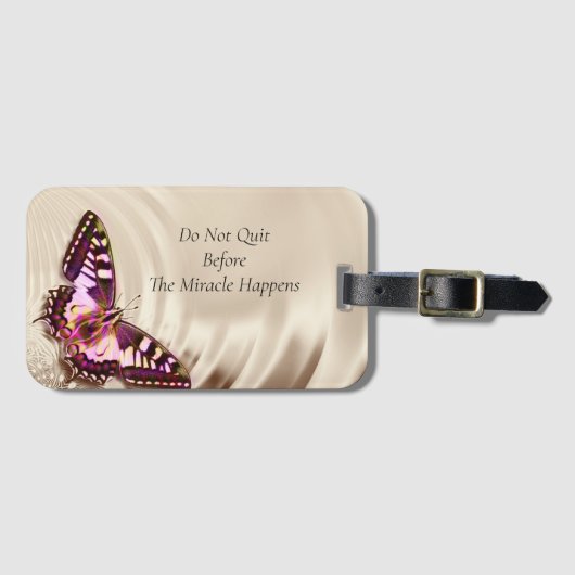 クリームサテンの背景のピンクの蝶 ラゲッジタグ (正面横)