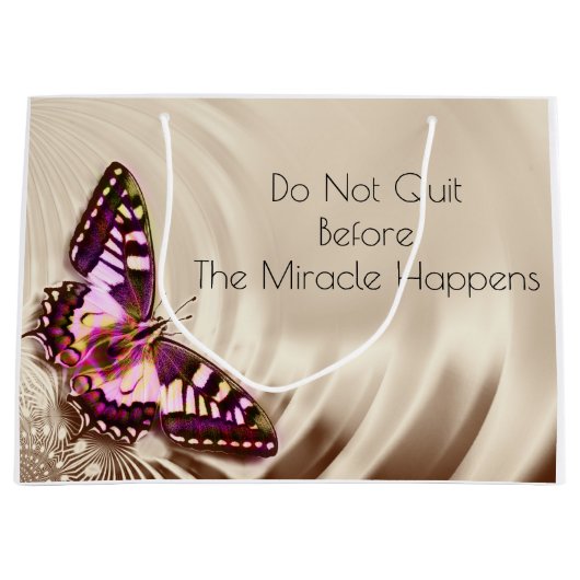 クリームサテンの背景のピンクの蝶 ラージペーパーバッグ (正面)