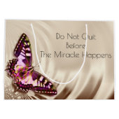 クリームサテンの背景のピンクの蝶 ラージペーパーバッグ (裏面)