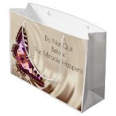 クリームサテンの背景のピンクの蝶 ラージペーパーバッグ (裏面アングル)