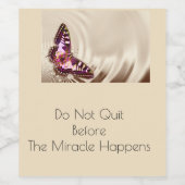 クリームサテンの背景のピンクの蝶 ワインラベル (シングルラベル)