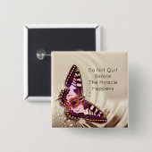 クリームサテンの背景のピンクの蝶 缶バッジ (正面&裏面)