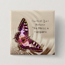 クリームサテンの背景のピンクの蝶