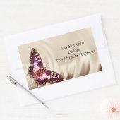 クリームサテンの背景のピンクの蝶 長方形シール (封筒)