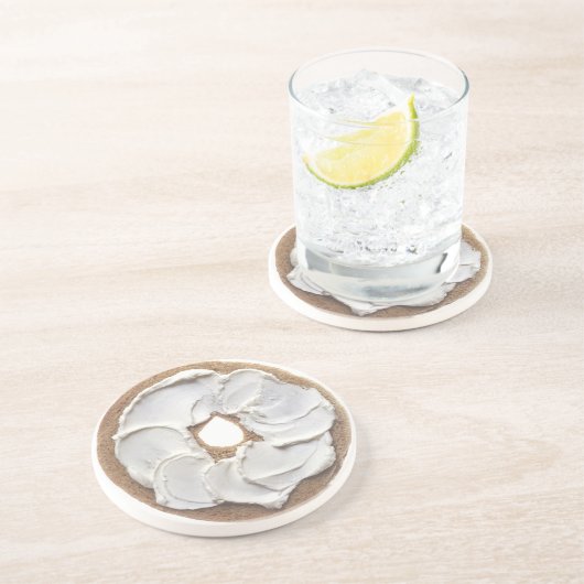 クリームチーズが付いているベーゲル コースター (側面)