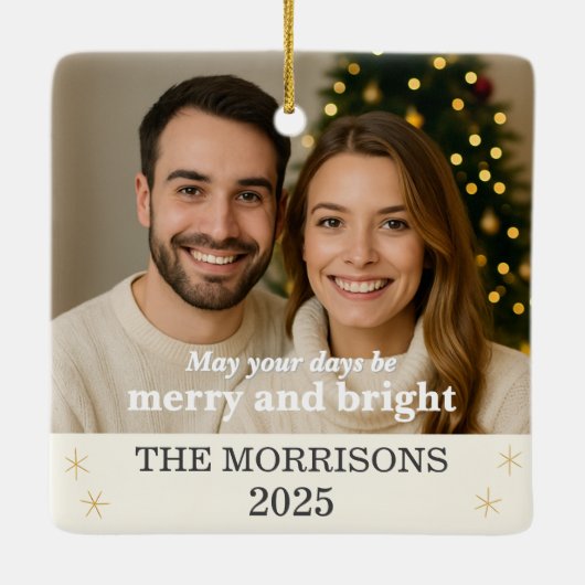 クリームニュートラル&金ゴールドファミリーフォトスノーフレーク セラミックオーナメント (裏面)