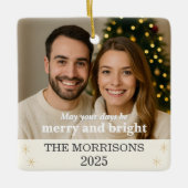 クリームニュートラル&金ゴールドファミリーフォトスノーフレーク セラミックオーナメント (正面)