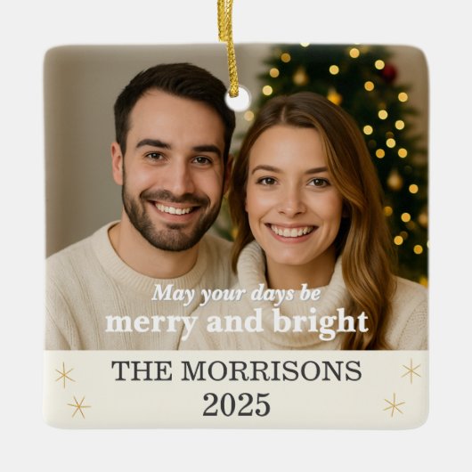 クリームニュートラル&金ゴールドファミリーフォトスノーフレーク セラミックオーナメント (正面)