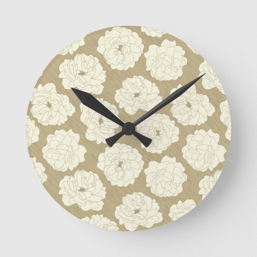 クリームバラオンゴールデンベージュ – シームレスパターン。 ラウンド壁時計 (正面)