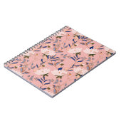 クリームベージュリリー:ピンクのシームレスな背景 ノートブック (左側)