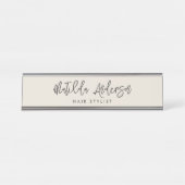 クリームモダングミニマルエレガントスクリプト デスクネームプレート (正面)