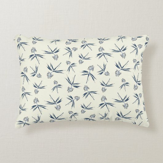 クリーム上の芽ブルーブランチ – シームレスなパターン。 アクセントクッション (正面)