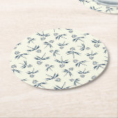 クリーム上の芽ブルーブランチ – シームレスなパターン。 ラウンドペーパーコースター (アングル)