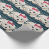 クリーム毛皮および赤いリボンを持つかわいいマルタ犬 ラッピングペーパー (角)