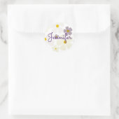 クリーム淡い色のと紫の花の上に名前 ラウンドシール (バッグ)