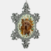 クリーム色のスノーベリー クリスマスリース フォト スノーフレークピューターオーナメント (左)