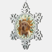 クリーム色のスノーベリー クリスマスリース フォト スノーフレークピューターオーナメント (右)