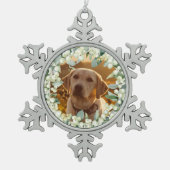 クリーム色のスノーベリー クリスマスリース フォト スノーフレークピューターオーナメント (正面)