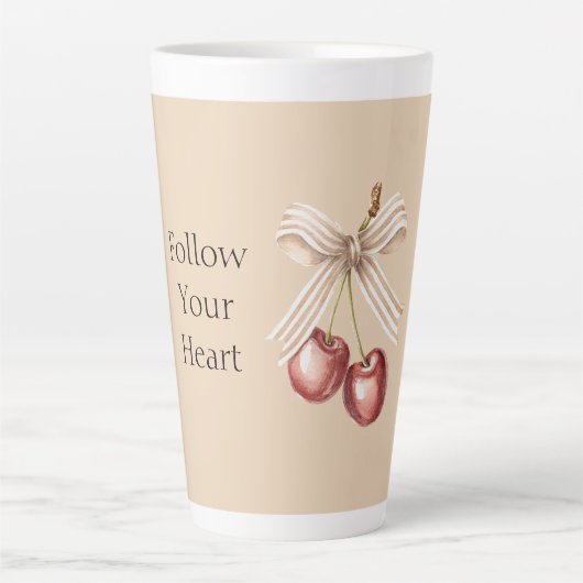 クリーム色のリボンの赤いチェリー カフェラテマグ (正面)
