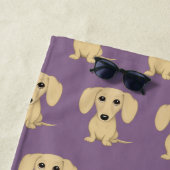 クリーム色の滑らかな上塗を施してあるダックスフント犬パターン ビーチタオル (インサイチュ)