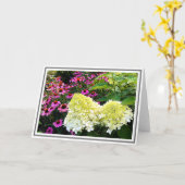 クリーム色の白いアジサイとピンクの円錐の花 カード (黄色い花)