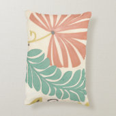 クリーム色の背景のパステル調の花のつる植物そして葉 アクセントクッション (裏面(縦))