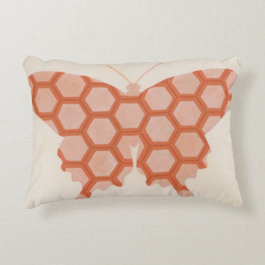 クリーム色の背景の装飾的な蝶パターン アクセントクッション (正面)