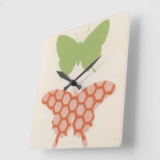 クリーム色の背景の装飾的な蝶パターン スクエア壁時計 (傾斜)