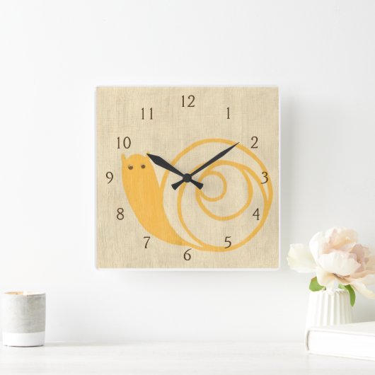 クリーム色の背景の黄色いかたつむり スクエア壁時計 (ホーム)