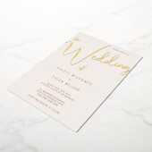 クリーム金ゴールドミニマルタイポグラフィ結婚ズ 箔招待状 (回転した状態)