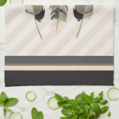 クリーム、グレー、および茶色の羽 キッチンタオル (折り畳み)