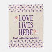 クリーム |パーソナライズされた | | LOVE LIVES HERE Keepsake フリースブランケット (正面)