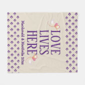 クリーム |パーソナライズされた | | LOVE LIVES HERE Keepsake フリースブランケット (正面(横))